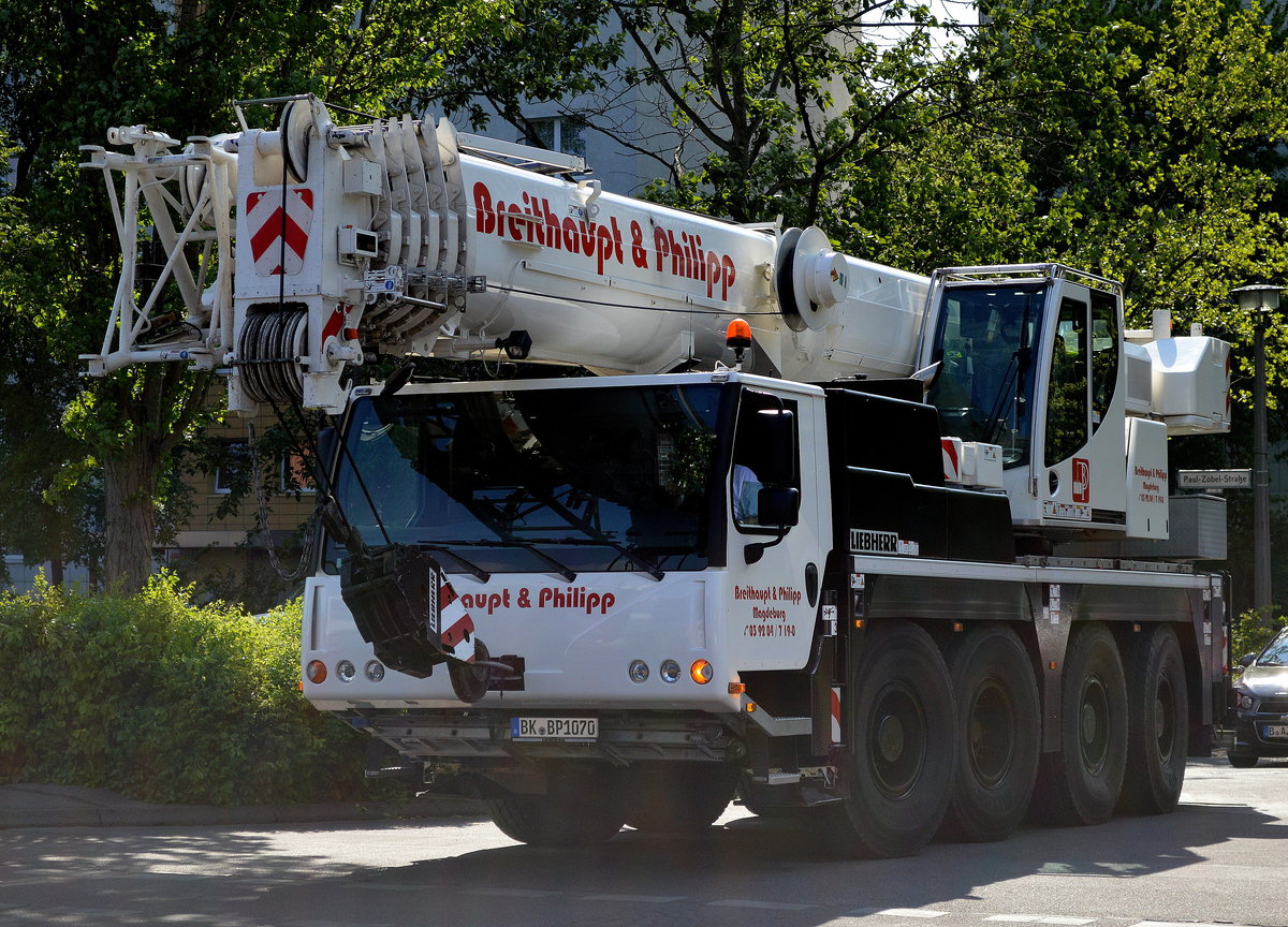 Ein LIEBHERR LTM Fahrzeugkran der Fa. Breithaupt & Philipp am 11.05.16 Berlin-Lichtenberg.