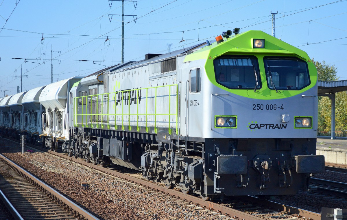 Ein Lob an ITL/Captrain, derjenige der das neue Farbdesign für den ITL Tiger 250 006-4 entworfen hat, der hat sich wirklich mal vorher Gedanken gemacht, die dezenten grünen Farbflächen und -tupfer im Frontbereich und das seitliche Geländer wirken auf dem silbernen Untergrund wesentlich frischer als wenn jemand auf der Idee gekommen wäre die gesamte Lok in dem knalligem Grün von Captrain einzutauchen was ich fast befürchtet hatte. Diese Woche also dran mit dem täglichen Schüttgutzug Richtung Industrieübergabe Berlin Nordost in Marzahn am 12.10.15 Bhf. Flughafen Berlin-Schönefeld.