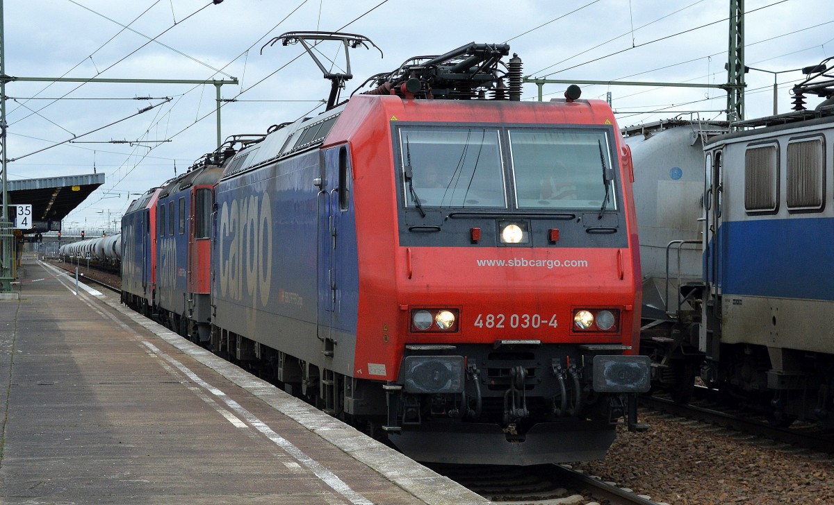 Ein Lokzug bestehend aus 3 SBB-Cargo Mietloks von HSL, vorne dran 482 030-4 dazwischen eine 421ér und hinten dran 482 041-1 am 23.02.16 Durchfahrt Bhf. Flughafen Berlin-Schönefeld. 