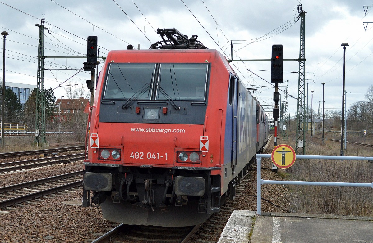 Ein Lokzug bestehend aus 3 SBB-Cargo Mietloks von HSL, vorne dran 482 030-4 dazwischen eine 421ér und hinten dran 482 041-1 am 23.02.16 Durchfahrt Bhf. Flughafen Berlin-Schönefeld. 