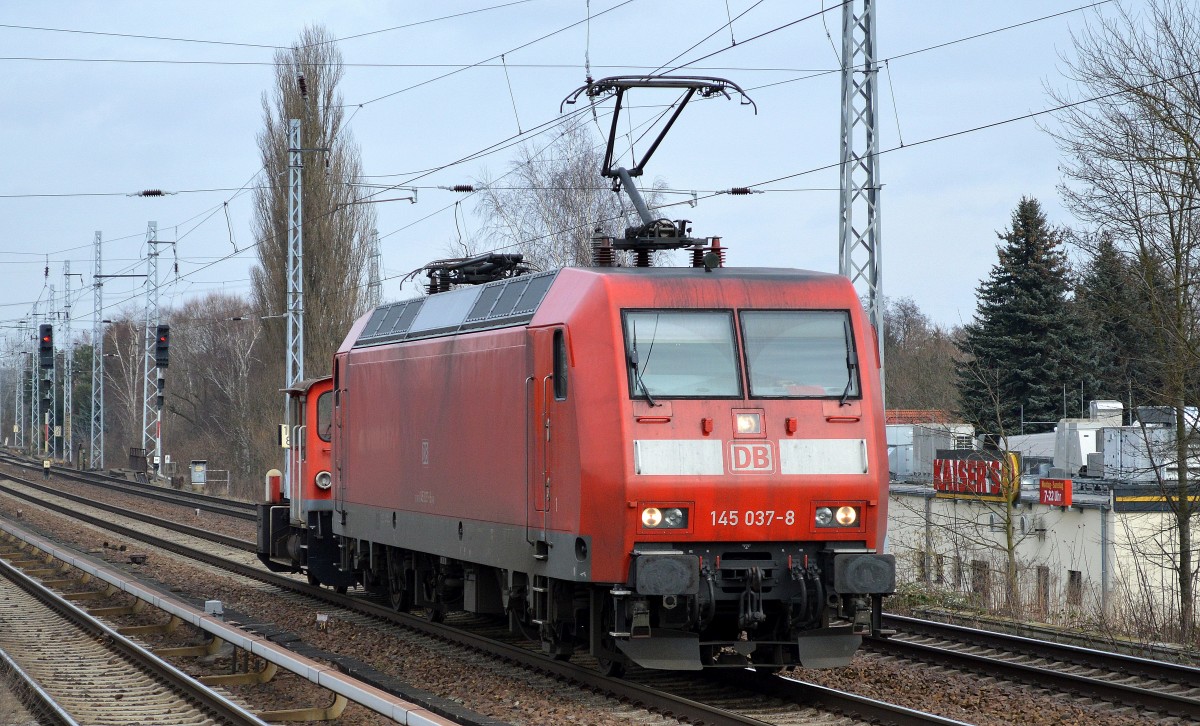 Ein Lokzug mit 145 037-8 mit der kleinen Köf 335 153-3 am Haken am 28.01.15 Berlin-Karow.