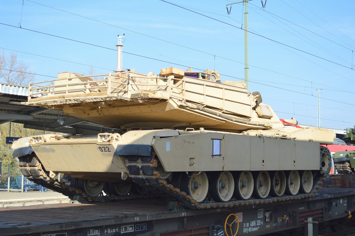 Ein M1 Abrams Kampfpanzer der US Army am 31.10.15 Flughafen Berlin-Schönefeld.