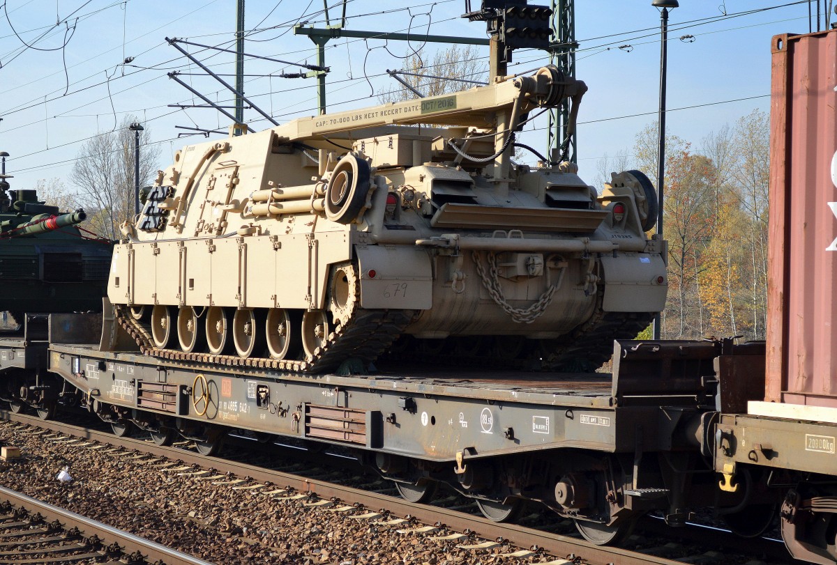 Ein M88A2 Bergepanzer der US Army auf einem Drehgestell-Flachwagen der DB mit der Nr. 31 RIV 80 D-DB 4865 642-1 Samms 709 am 31.10.15 Bhf. Flughafen Berlin-Schönefeld.