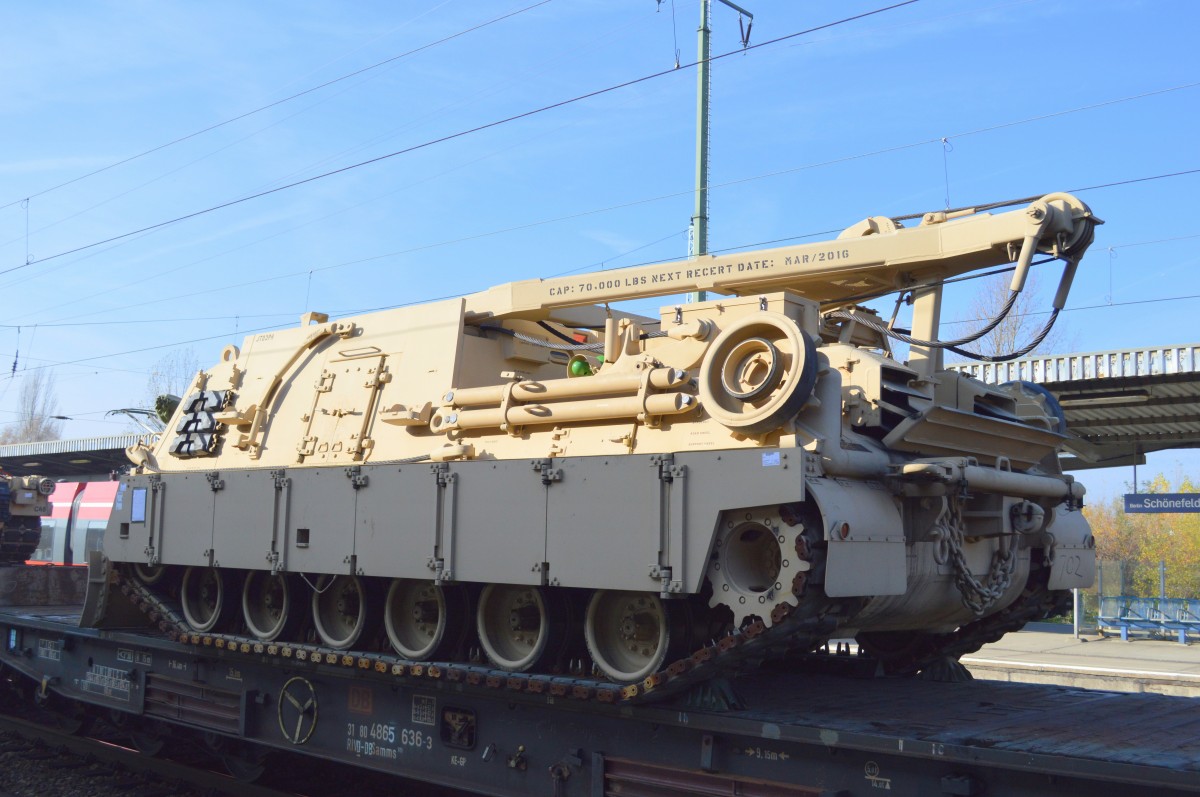 Ein M88A2 Bergepanzer der US Army am 31.10.15 Bhf. Flughafen Berlin-Schönefeld.