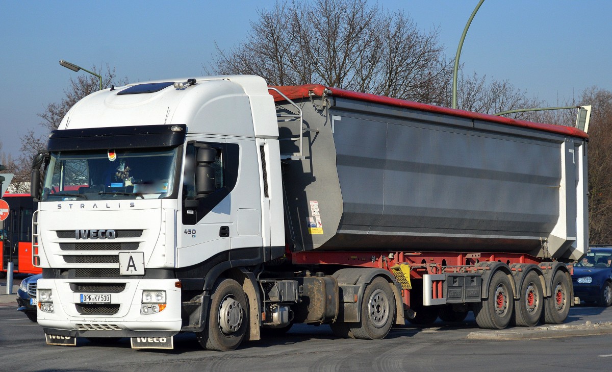 Ein mächtiger IVECO STRALIS 450 E5 Sattelkipper am 27.05.15 auf dem Weg zum Berliner Westhafen.