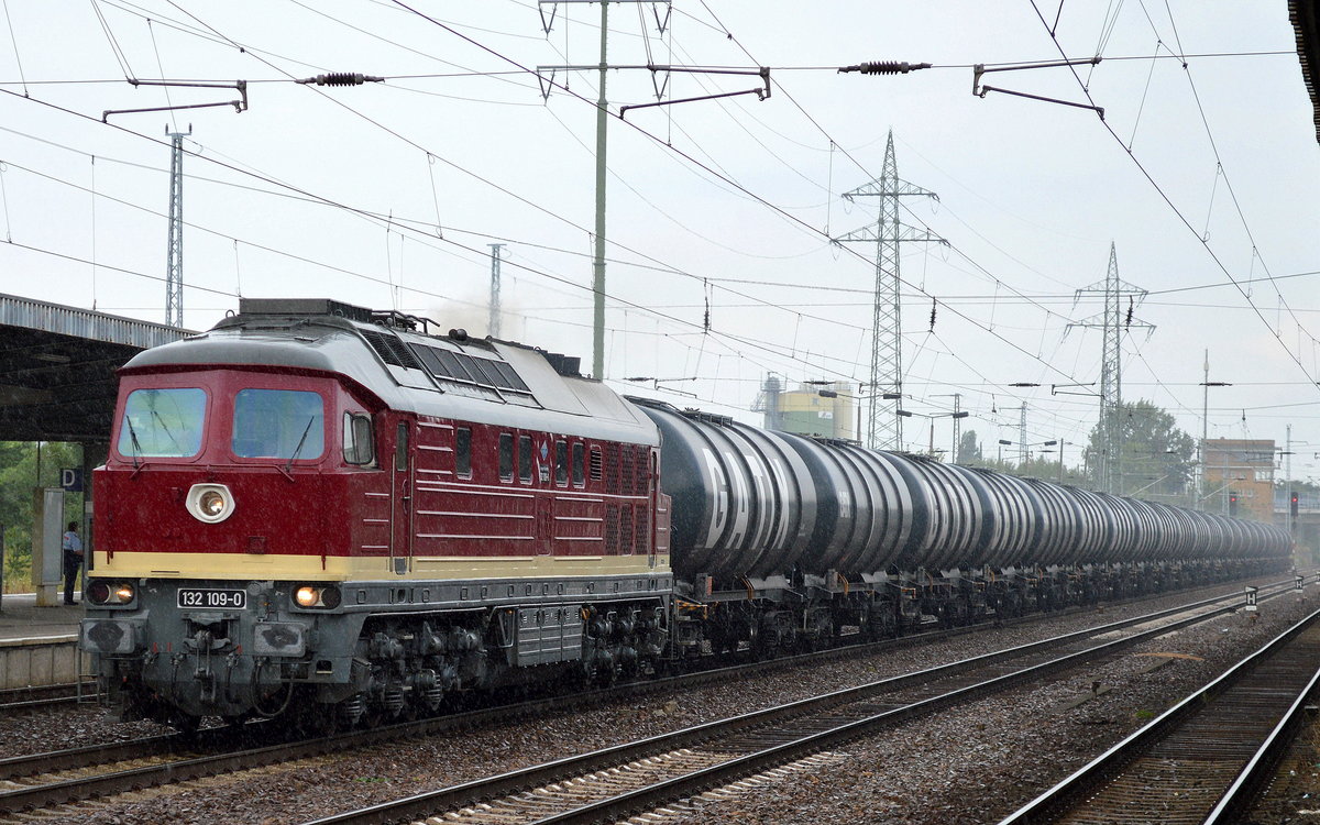 Ein mächtiger Regenschauer und es kam gerade LEG 132 109-0/232 109-9 mit einem Kesselwagenzug (Dieselkraftstoff) durch den Bf. Flughafen Berlin Schönefeld gefahren, 28.07.16