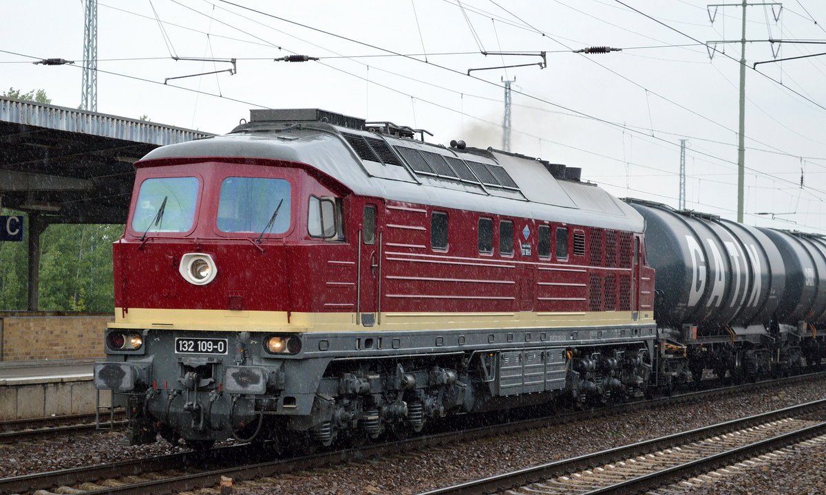 Ein mächtiger Regenschauer und es kam gerade LEG 132 109-0/232 109-9 mit einem Kesselwagenzug (Dieselkraftstoff) durch den Bf. Flughafen Berlin Schönefeld gefahren, 28.07.16