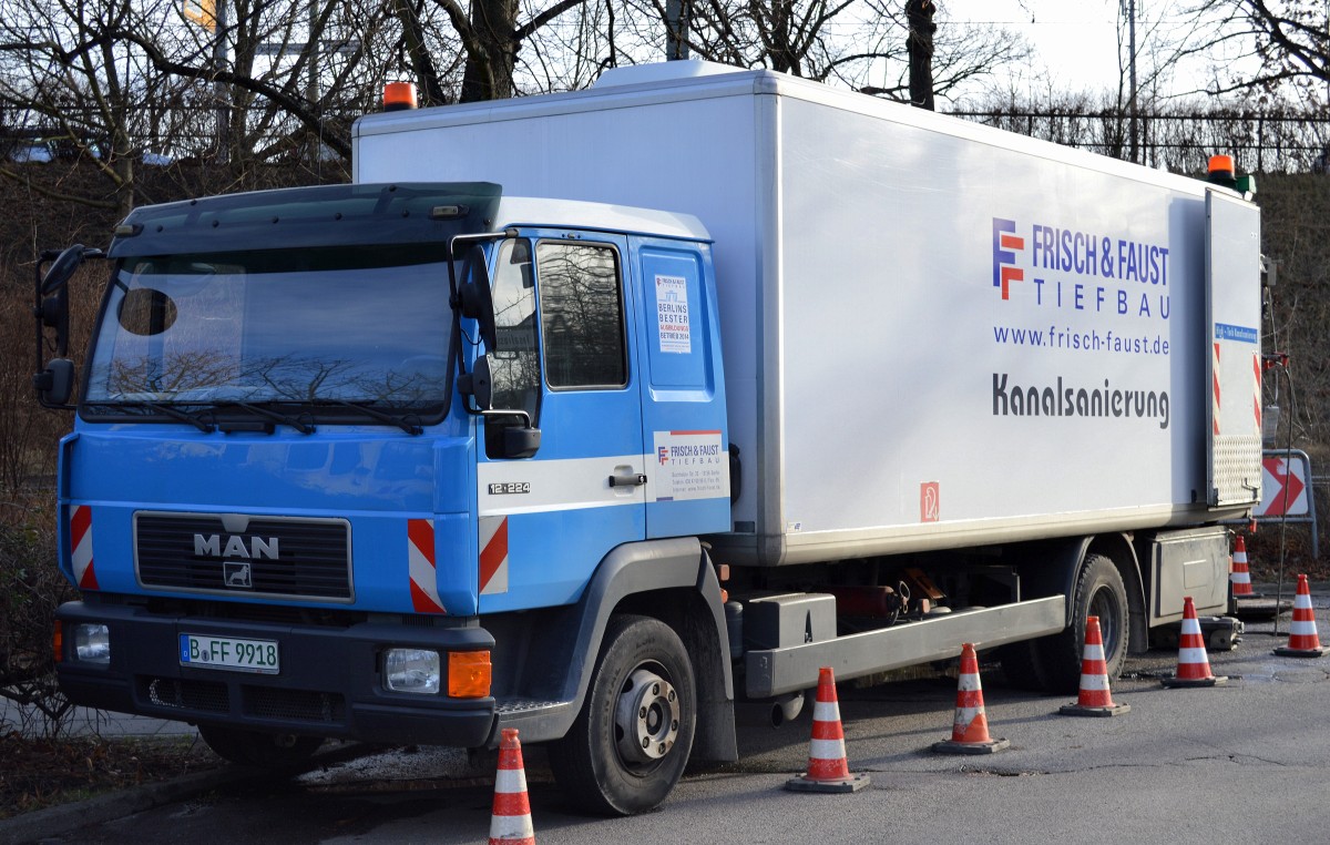 Ein MAN 12.224 LKW mit Kastenaufbau (Spezialaufbau) der Fa. FRISCH & FAUST TIEFBAU zur Kanalsanierung am 14.01.15 Berlin-Heinersdorf.