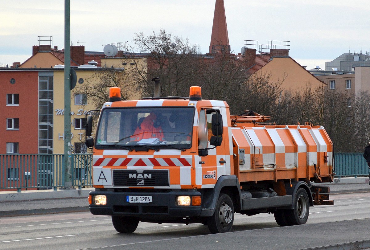 Ein MAN ??.163 Kleinlaster der Fa. Berlin Recycling, wahrscheinlich ähnlich dem BSR Prinzip um Müll von kleineren Behältnissen (Eimern) aufzunehmen, 16.01.15 Berlin Putlitzbrücke.