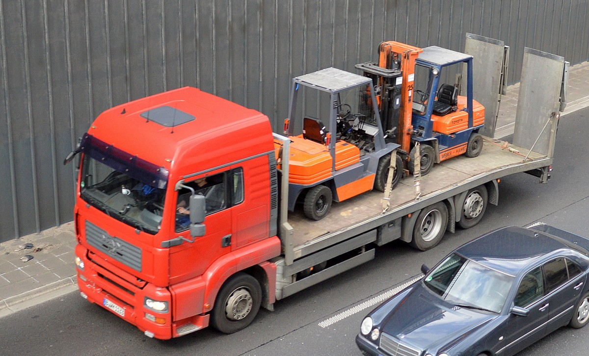 Ein MAN Liefer-LKW mit zwei TOYOTA Gabelstapler Typ? beladen am 13.04.15 Berliner Stadtautobahn Höhe Kaiserdamm.