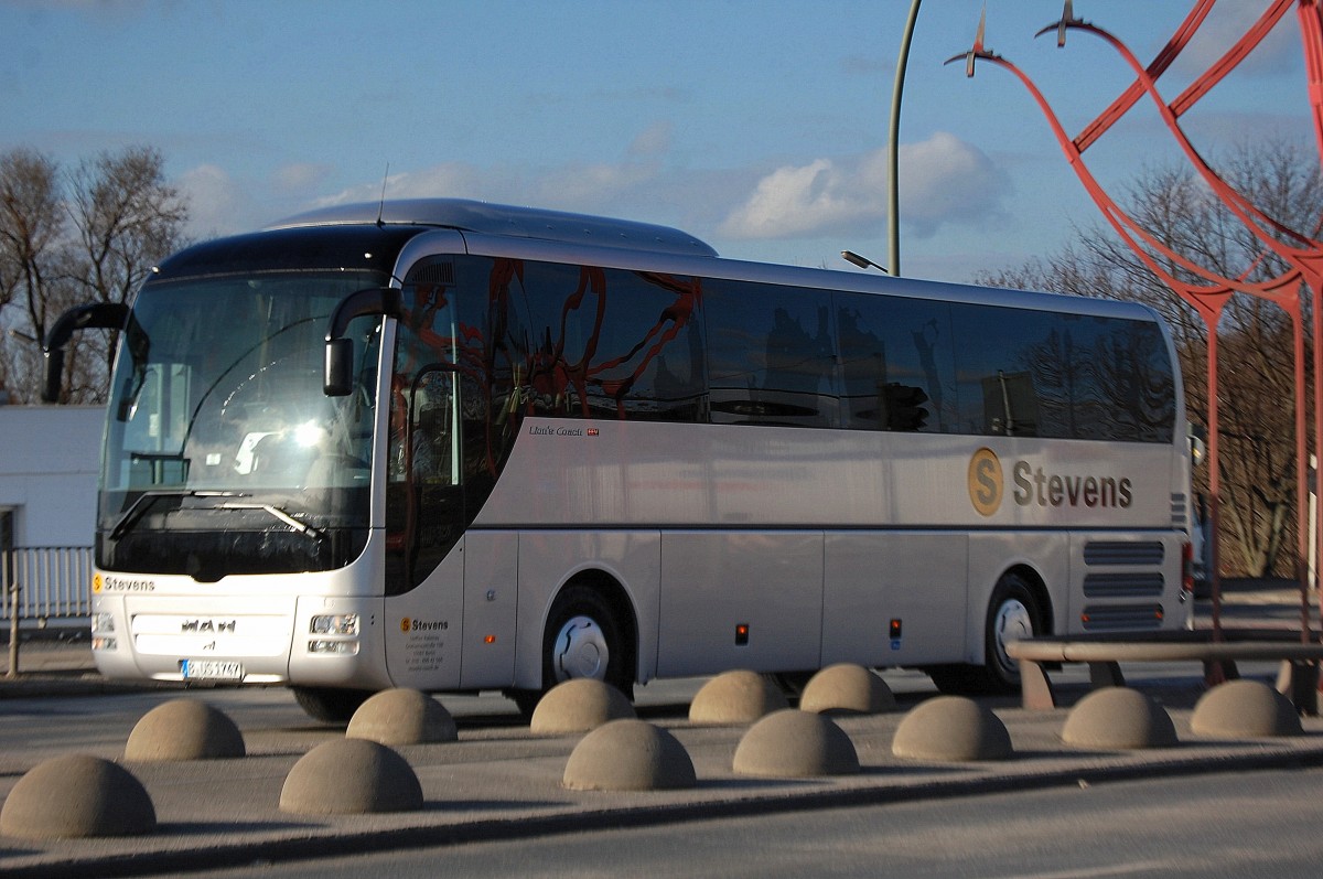 Ein MAN LION`S COACH Reisebus der Fa. Stevens am 06.02.14 Berlin-Beusselbrücke.