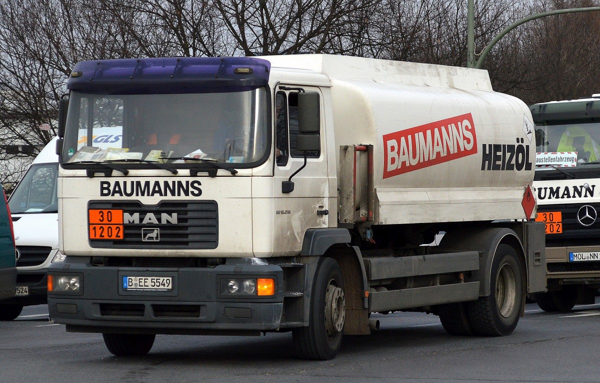Ein MAN ME 18.250 Tanklaster (UN.Nr. 30/1202 = dieselkraftstoff) der Fa. BAUMANNS auf em Weg zum Berliner Westhafen am 09.03.15