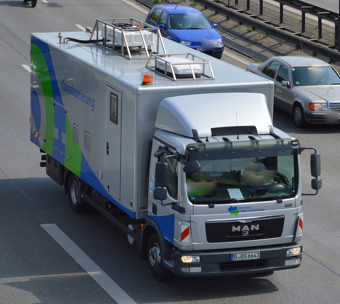 Ein MAN TGL/TGM? mit Kastenaufbau der Berliner Wasserbetriebe (Kanalsanierung) am 01.09.15 Berliner Stadtautobahn H�he Sachsendamm.