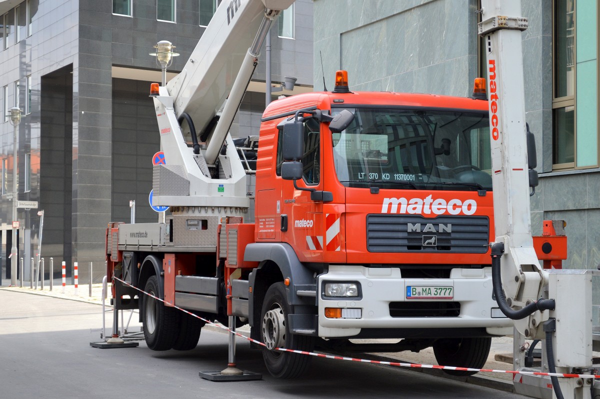 Ein MAN TGM 18.280 mit Arbeitsbühne der Fa. mateco am 28.03.15 Berlin-Mitte. 