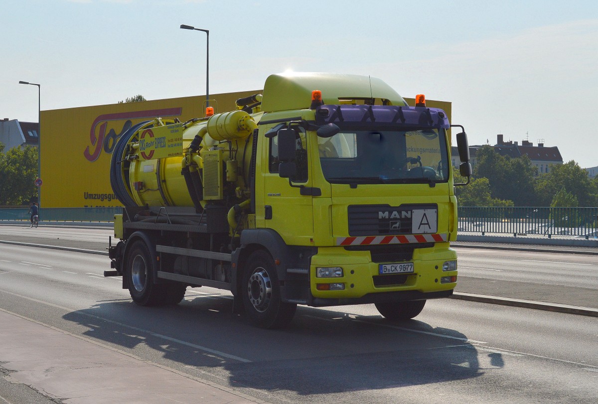 Ein MAN TGM 18.280 Spül- und Abwasserentsorgungsfahrzeug der Fa. CKS Rohr Express am 16.09.14 Berlin-Putlitzbrücke.