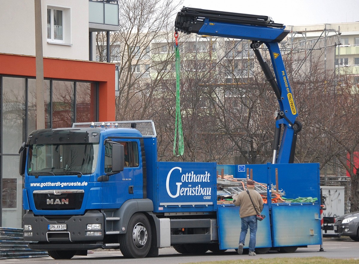 Ein MAN TGS 26.360 Pritschen-LKW (Selbstlader) der Fa. Gotthardt Gerüstbau GmbH am 04.03.14 Berlin-Pankow.