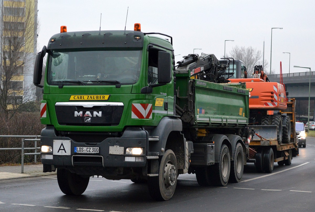 EIN MAN TGS 26.400 Baukipper (Selbstlader) + Hänger mit ATLAS 140W Mobilbagger der Fa. CARL ZAUBER am 19.01.15 Berlin-Heinersdorf.