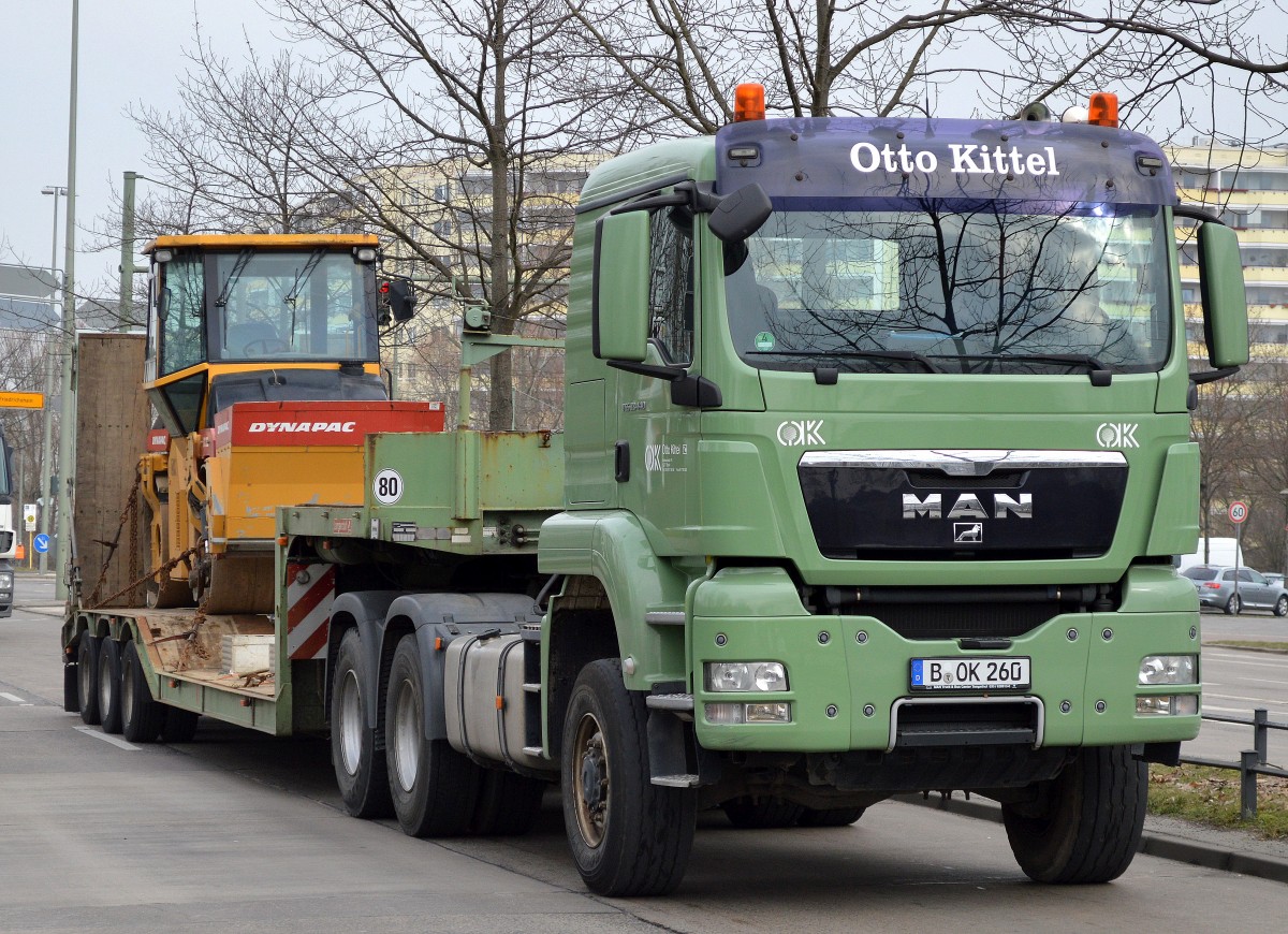 Ein MAN TGS 33.440 mit Tiefbrückenauflieger mit einer Tandemwalze vom Hersteller DYNAPAC Typ CC232 der Fa. Otto Kittel beim Transport am 03.03.16 Berlin-Marzahn.