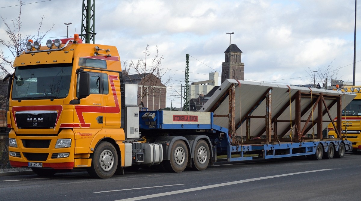Ein MAN TGX 33.540 Schwerlastsattelzug der Fa. TF Transporte mit Betonfertigplatte für die Großbaustelle Berlin Moabit (Neubau Lagerhallen), 29.01.15