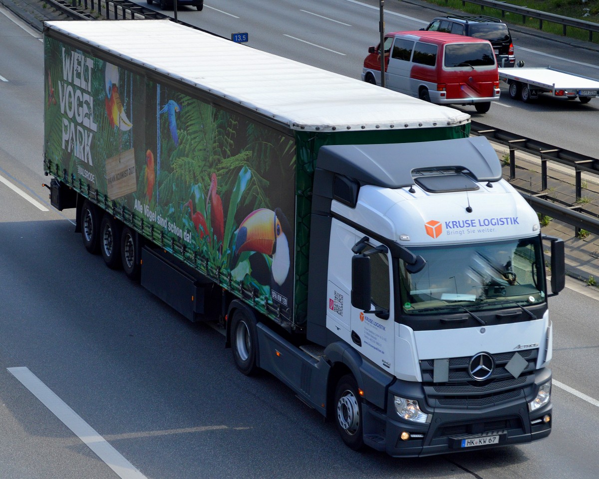 EIn MB ACTROS 1842 der Sped. KRUSE LOGISTIK mit sehr schönem Motiv auf dem Auflieger (WELT VOGEL PARK WALSRODE) am 01.09.15 Berliner Stadtautobahn Höhe Sachsendamm.