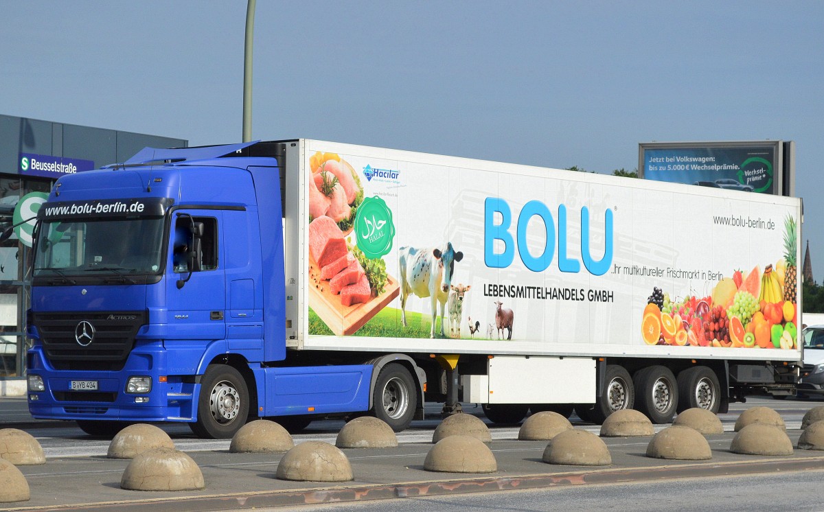 Ein MB ACTROS 1844 Sattelzug eines Lebensmittel-Großhandelbetriebes, 24.07.15 Berlin Beusselbrücke.