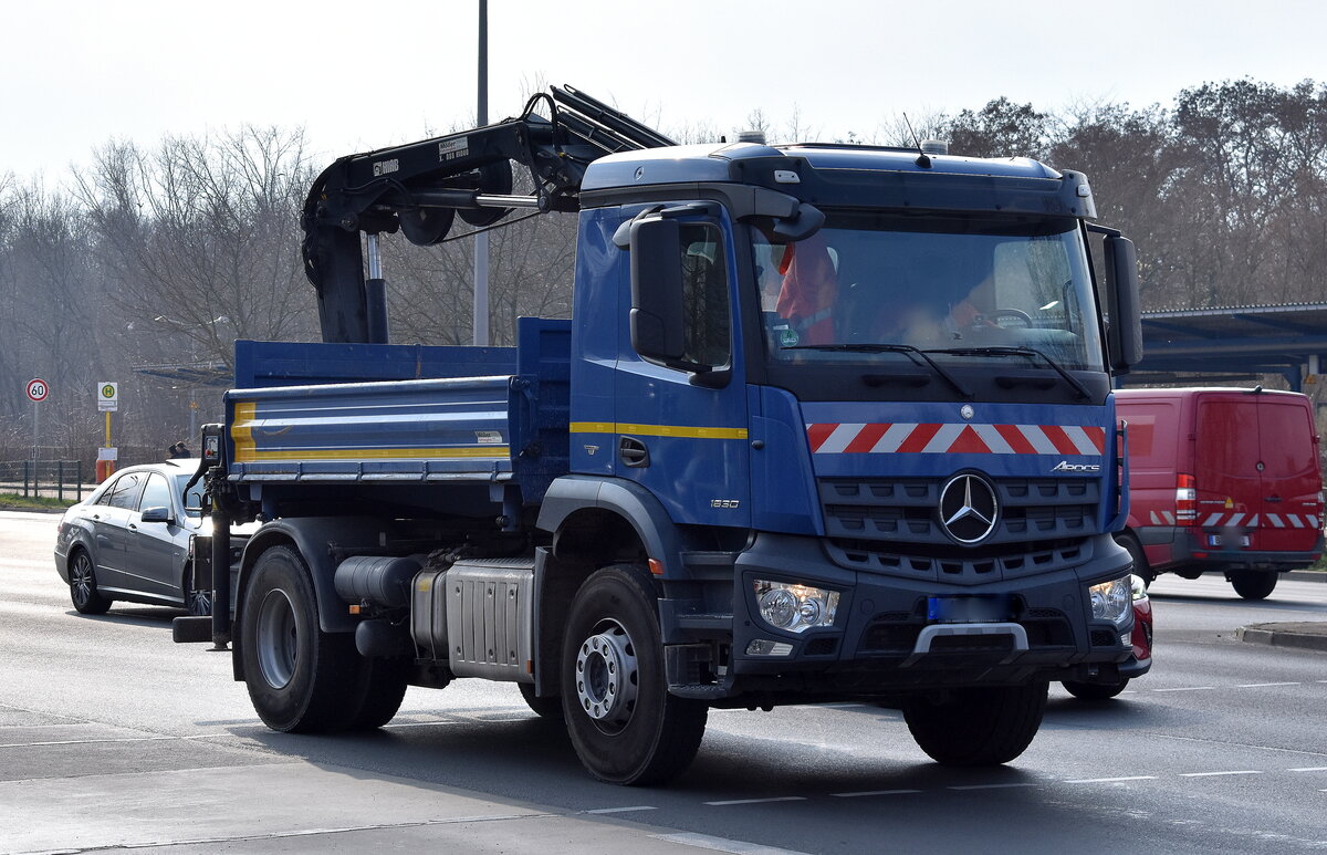 Ein MB AROCS 1830 Baukipper (Selbstlader) am 24.03.25 Berlin Marzahn.