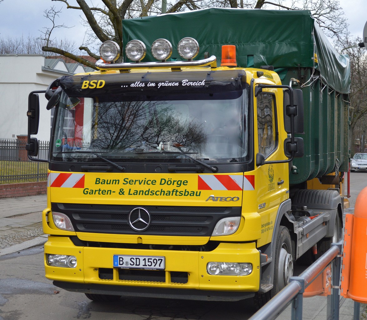 Ein MB ATEGO 1529 Abrollkipper einer Berliner Garten-u. Landschaftsbaufirma (BSD) mit Holzhäcksler als Hänger am 03.03.15 Berlin-Pankow.