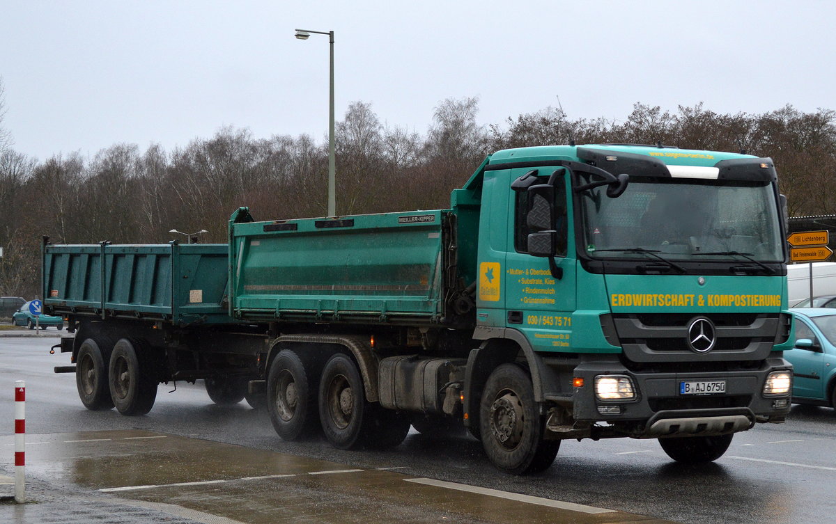 Ein MB Dreiachs-Kipper mit Kipphänger einer Berliner Firma zur Erdbewirschaftung und Kompostierung am 23.02.17 Berlin-Marzahn.