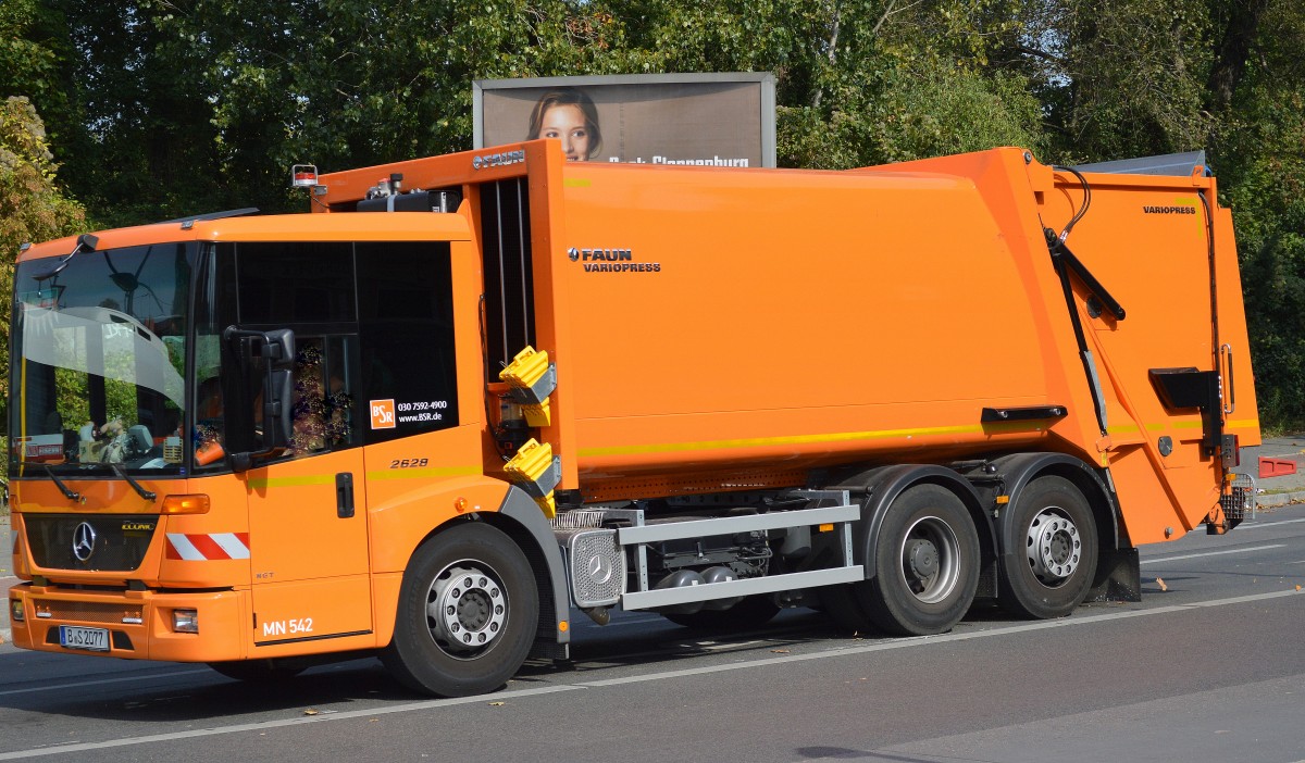 Ein MB ECONIC 2628 mit FAUN VARIOPRESS Müllpresse der Berliner Stadtreinigung (MN 542) am 15.09.14 Berlin-Pankow.