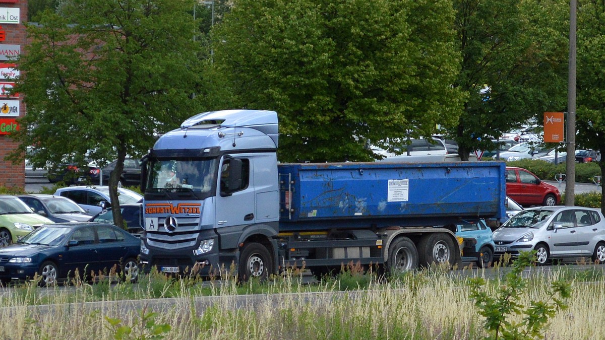Ein MB New ACTROS Abrollkipper der Fa. SCHROTT WITZEL am 01.07.14 Berlin-Marzahn.