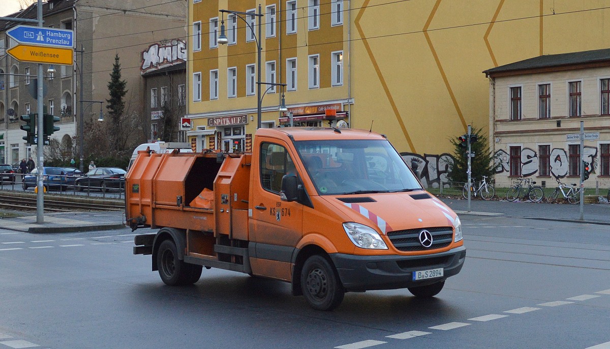 Ein MB Sprinter der Berliner Stadtreinigung (KS 674), im Einsatz zum Müllfassen der öffentlichen Müll- und Papiereimer, 02.01.15 Berlin-Pankow.