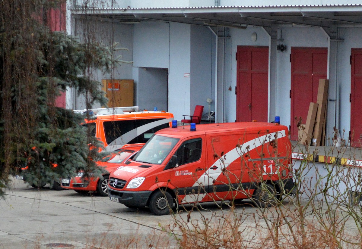 Ein MB Sprinter für allgemeine Transportaufgaben der Berliner Feuerwehr am 14.12.15 Feuerwache Berlin Marzahn. 