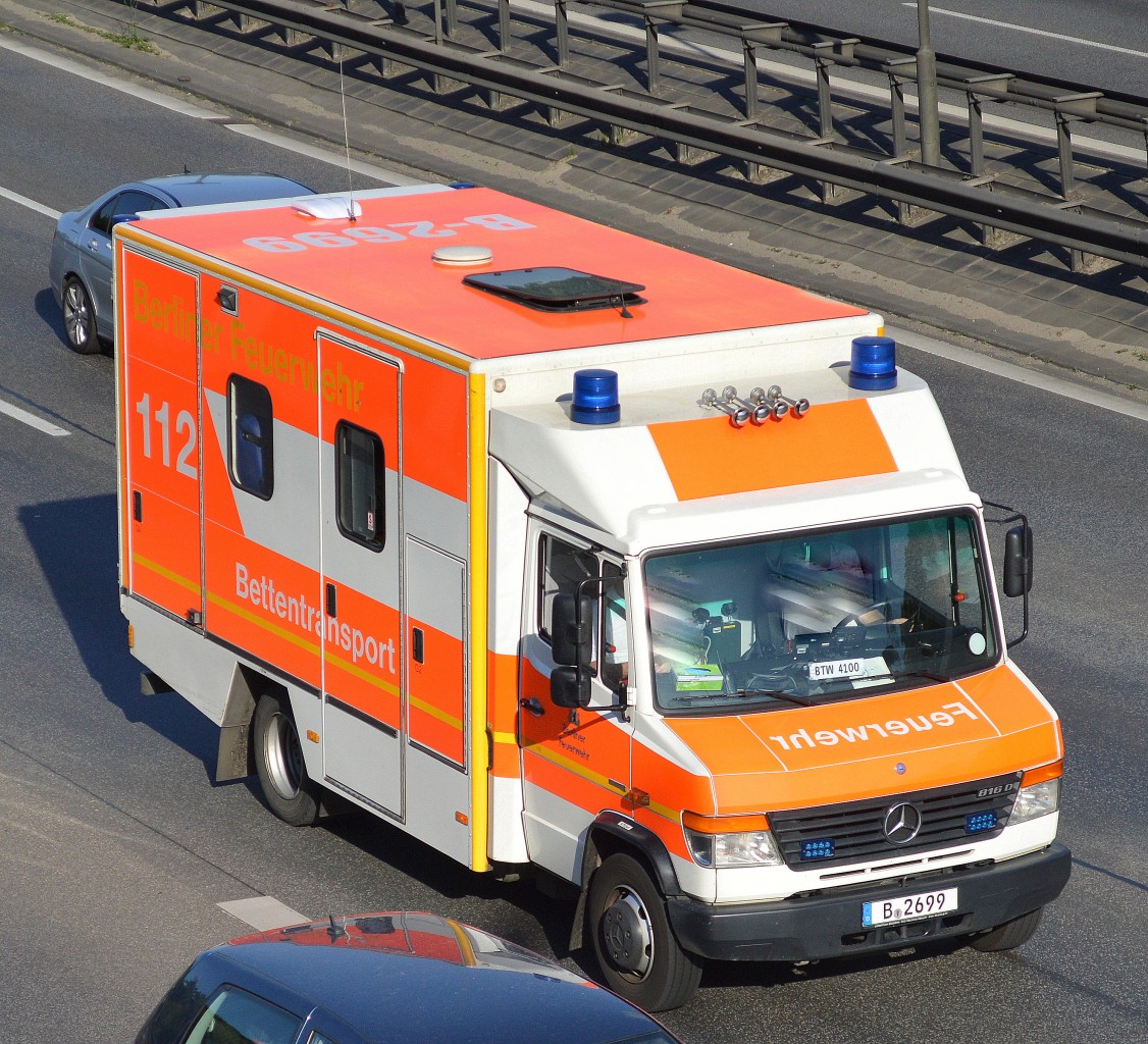 Ein MB Vario 816 D, der BTW der Berliner Feuerwehr am 07.06.15 Berliner Stadtautobahn Höhe Sachsendamm.