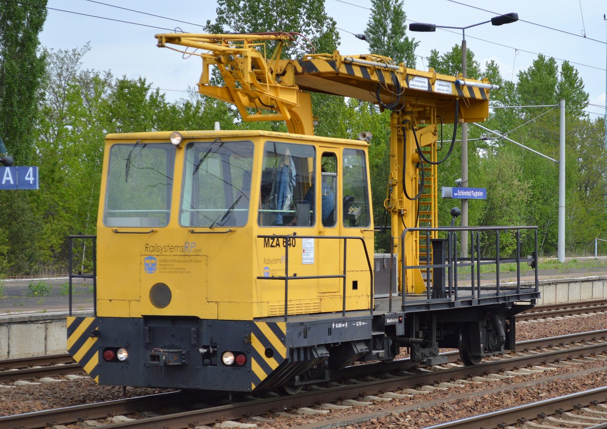 Ein Mehrzweck-Gleisarbeitsfahrzeug MZA 640 (Bj.1987 gebaut beim FEW Blankenburg) jetzt zur Fahrzeugflotte von Railsystems RP GmbH gehörend bei der Durchfahrt Bhf. Flughafen Berlin-Schönefeld, 08.05.15