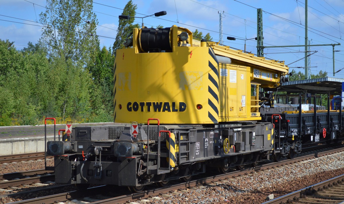Ein  mgw GOTTWALD GS 40.08T Gleisbauschienenkran (97 82 41 505 19-4, Bj.1992) am 09.09.14 gezogen von LOCON 203 559-0 durch den Bhf. Flughafen Berlin-Schönefeld.
