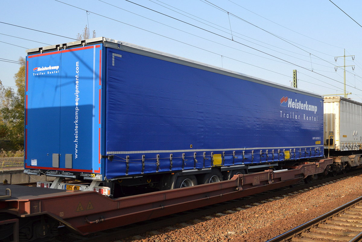 Ein Miet-Triler der Fa. Heisterkamp Trailer Rental beim Transport per bahn am 16.10.17 Bf. Flughafen Berlin-Schönefeld.