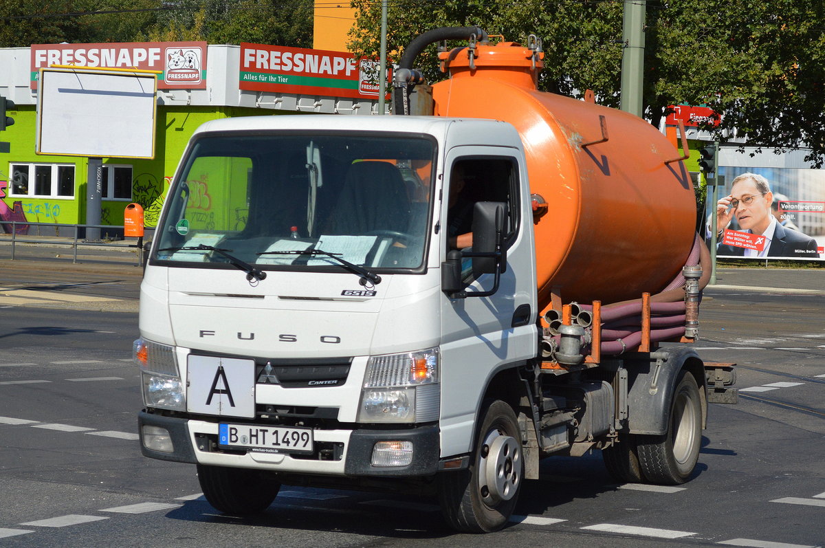 Ein MISTSUBISHI FUSO 6515 CANTER mit Kesselaufbau als Abwasser-Entsorgungsfahrzeug, 15.09.16 Berlin Marzahn.