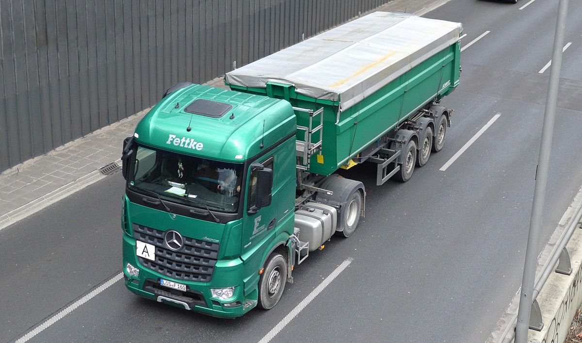 Ein moderner MB AROCS 1845 Sattelkipper der Fa.Fettke am 13.04.15 Berliner Stadtautobahn Höhe Kaiserdamm.