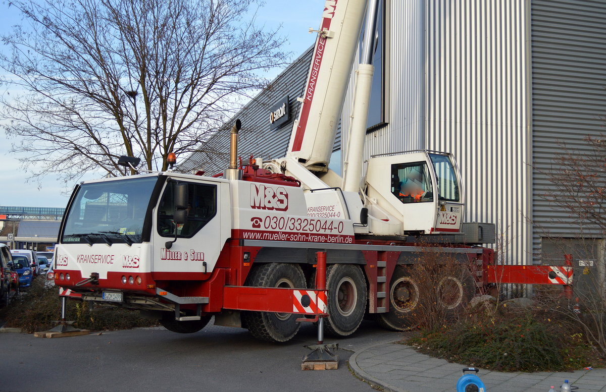 Ein M&S Kranservice LIEBHERR LTM 1070? Fahrzeugkran hebt einen neuen Mercedes-Stern auf ein Geschäftsgebäude, 21.11.16 Berlin-Marzahn.