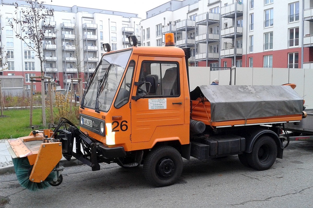 Ein multicar mir Kehrrolle als Aufsatz der Fa. WWERNER NEUMANN Reinigungsservice am 20.11.14 Berlin-Pankow.