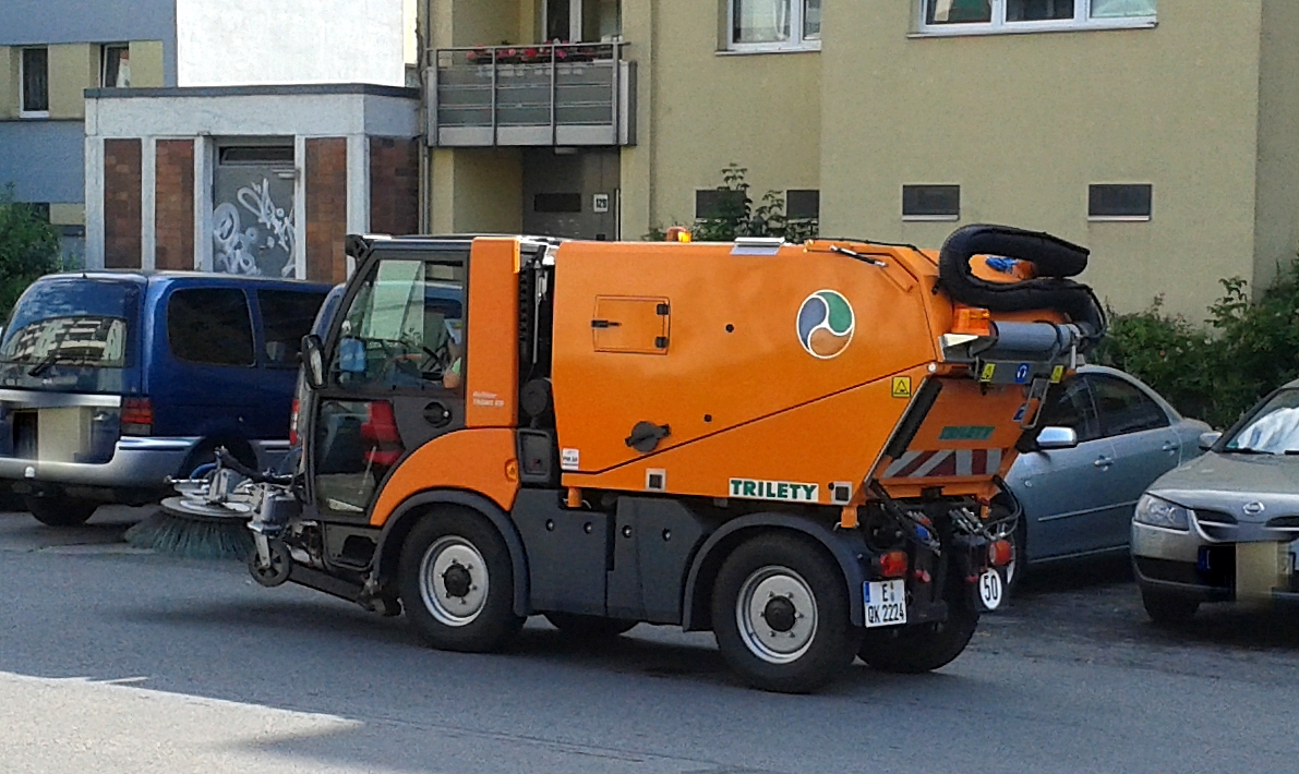 Ein Multicar mit TRILETY Aufsatzkehrmaschine der Baureihe 2000 am 10.07.14 Berlin-Pankow.