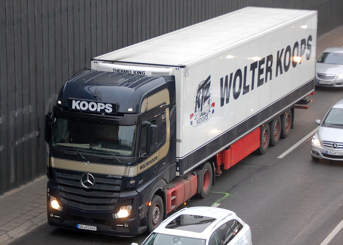 Ein NEW ACTROS 1845 Sattelzug der Sped.WOLTER KOOPS am 12.12.13 Berliner Stadtautobahn Höhe Knobelsdorffstr.  