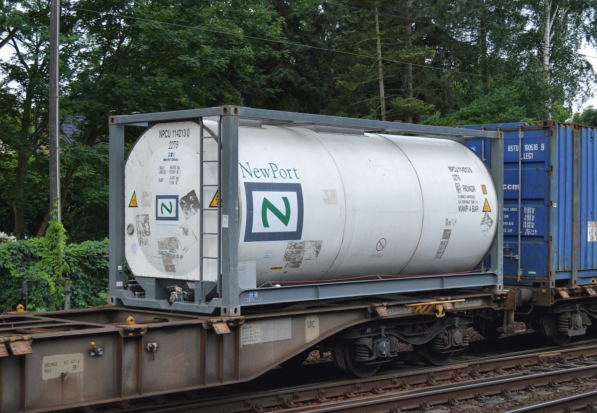 Ein NewPort Tankcontainer der amerikanische Ableger in Europa nennt sich NewPort Europe BV am 08.07.15 Berlin-Hirschgarten. 