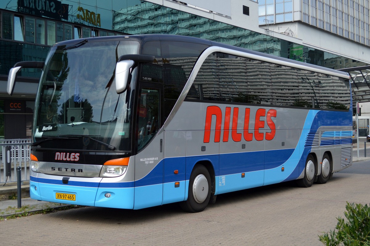 Ein niederländischer Reisebuss der Fa. NILLES BUSSER A/S, ein SETRA S416 HDH am 16.07.15 Berlin-Alexanderplatz. 