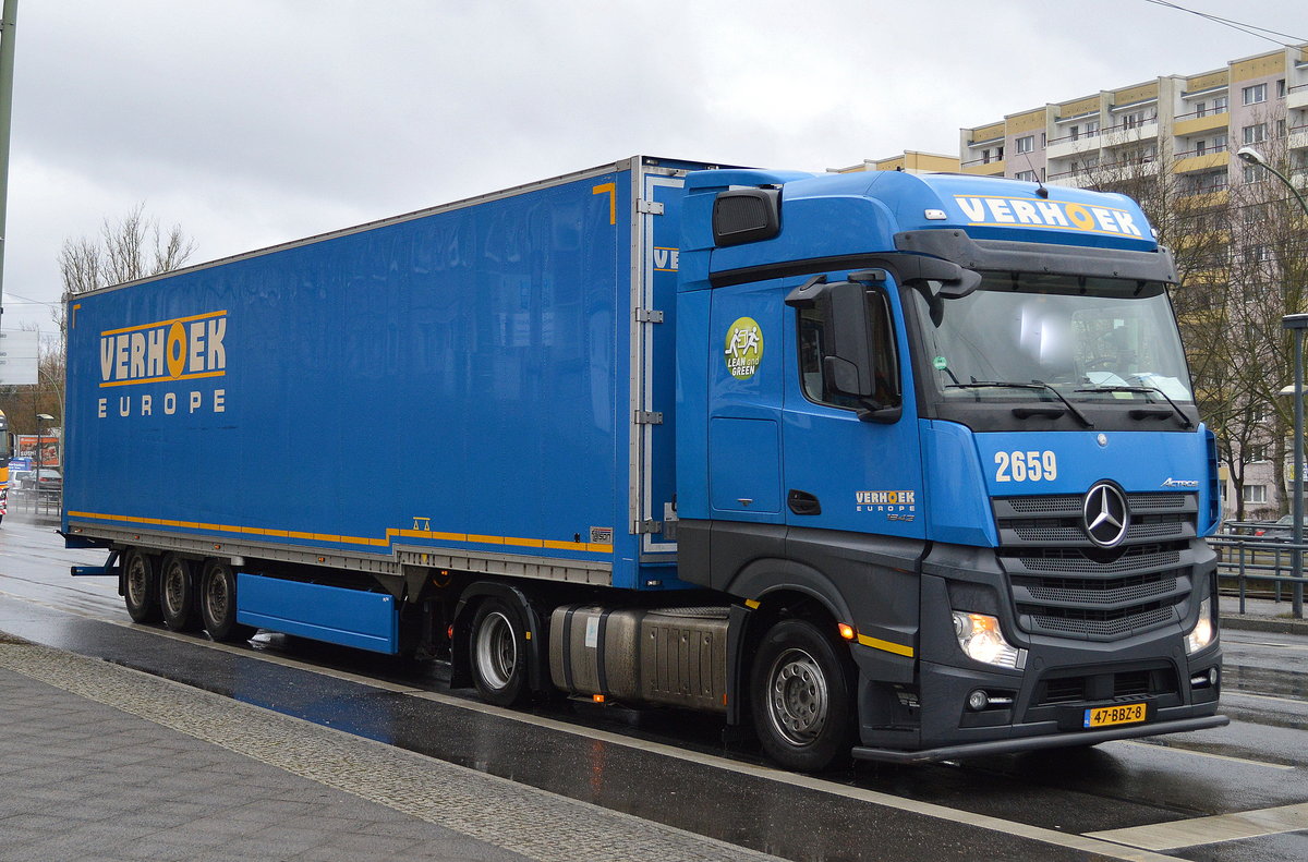 Ein niederländischer Sattelzug der Sped. VERHOEK EUROPE mit MB ACTROS 1842 Zugmaschine am 22.02.17 Berlin-Marzahn.