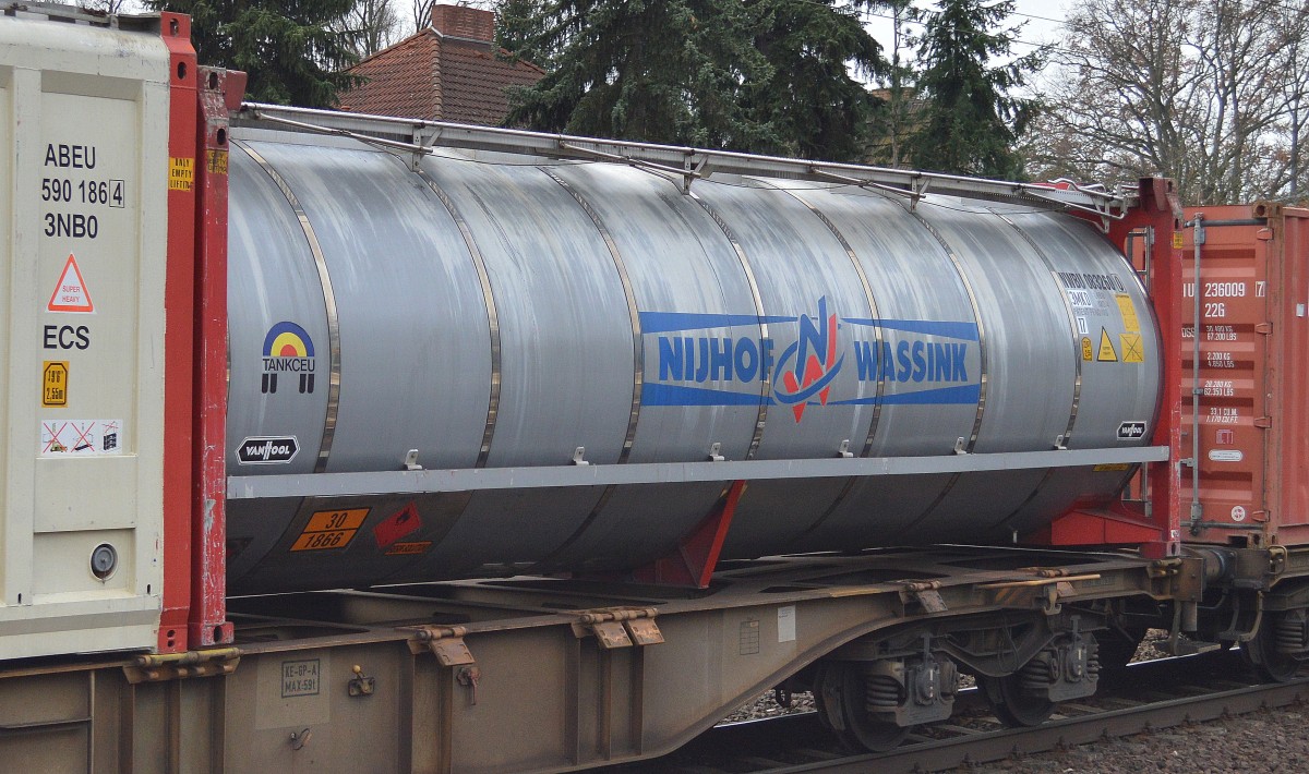 Ein NIJHOF WASSINK Tankcontainer (UN-Nr. 30/1866 = Harzlösung, entzündbar) am 03.03.16 Berlin-Hirschgarten.