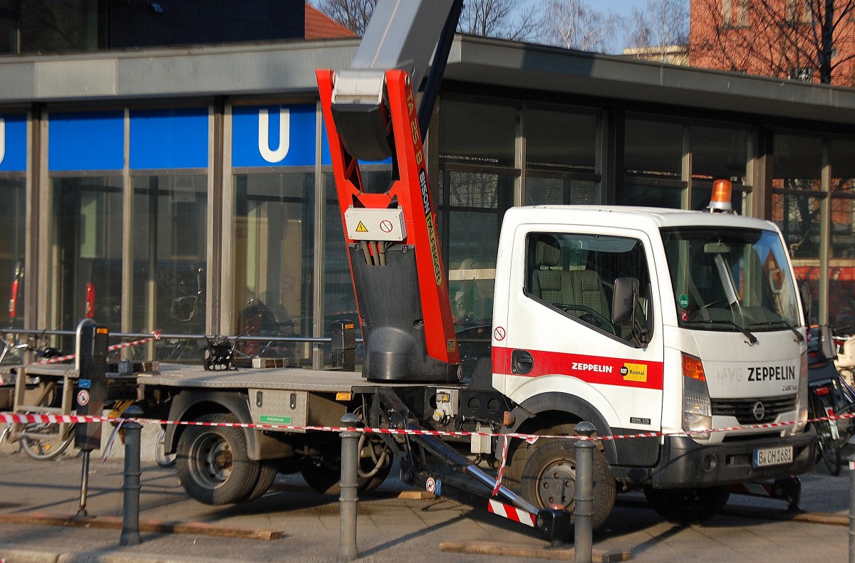 Ein NISSAN Capstar 35.13 mit Arbeitsbühnenaufsatz Typ TA 25 B BISON/PALFINGER als Mietfahrzeug der Fa.ZEPPELIN/CAT Rental am 05.02.14 Berlin-Pankow.