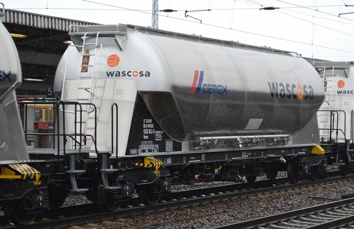 Ein noch ganz frisch aussehender Staubgutwagen vom Einsteller WASCOSA mit cemex-Logo eingestellt mit der Nr. 37 TENRIV 80 D-WASCO 9326 042-0 Uacns in einem Ganzzug gesichtet am 22.10.14 Bhf. Flughafen Berlin-Schönefeld.