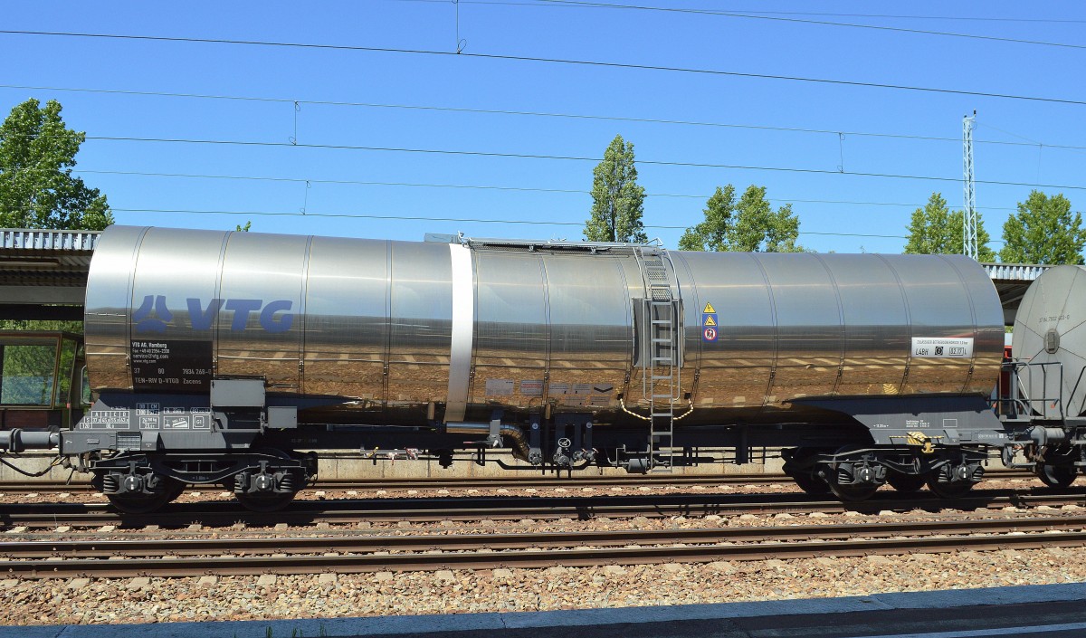 Ein noch recht neu aussehender Kesselwagen vom Einsteller VTG mit der Nr. 37 TEN-RIV 80 D-VTGD 7834 269-8 Zacens am 05.06.15 Bhf. Flughafen Berlin-Schönefeld.
