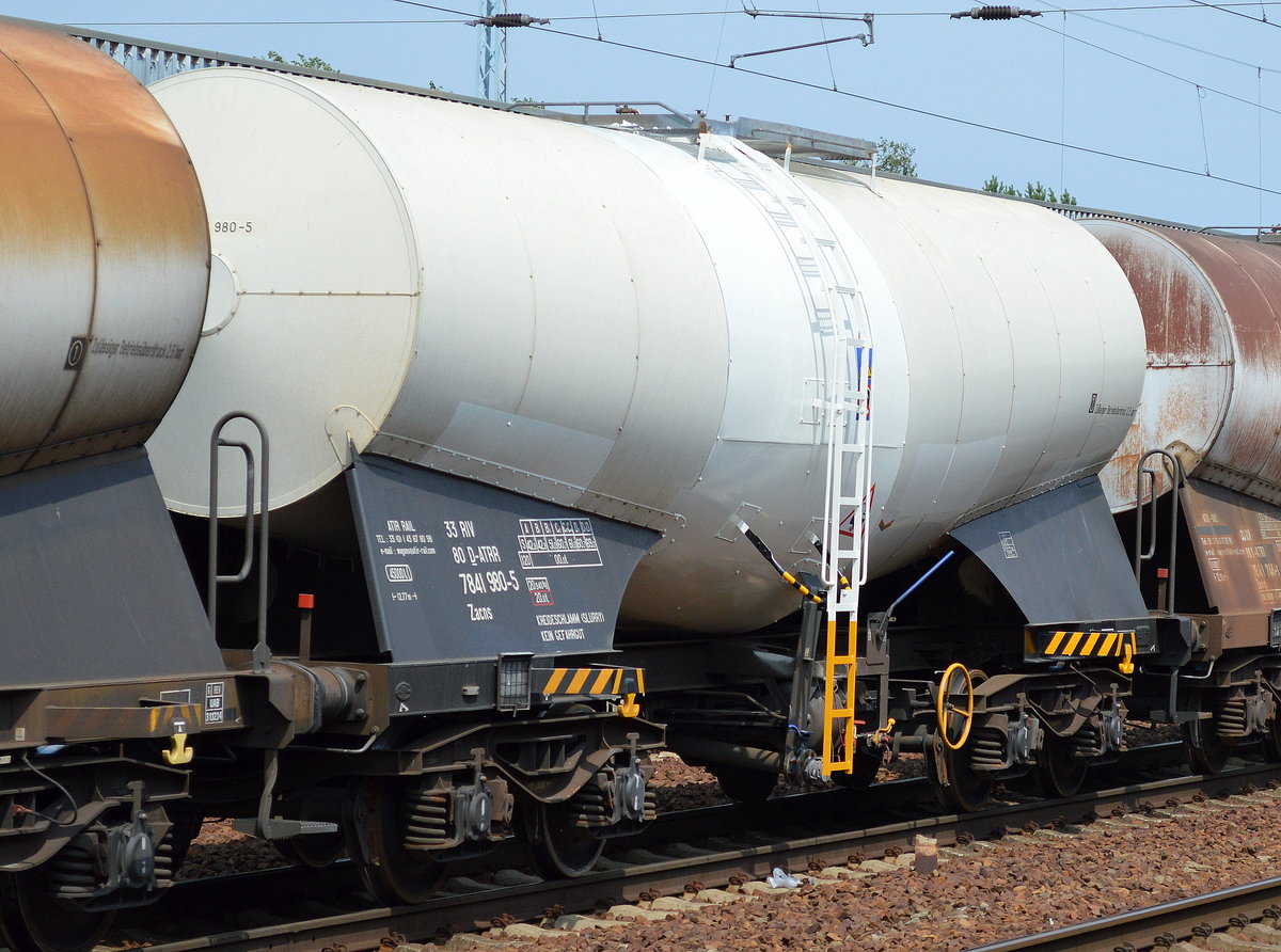 Ein noch völlig neu aussehender Knickkesselwagen vom Einsteller ATIR RAIL mit deutscher REgistrierung mit der Nr. 33 RIV 80 D-ATRR 7841 980-5 Zagns Aufschrift: KREIDESCHLAMM (SLURRY)KEIN GEFAHRGUT am 22.07.17 BF. Flughafen Berlin-Schönefeld. 